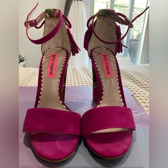 Betsy Johnson heels. Magenta floral size 5 - Picture 3 of 4